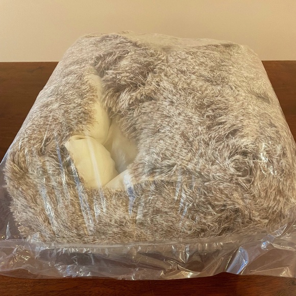 Round Small Cave Dog Bed - New in Bag - 20"x20" - Picture 5 of 10